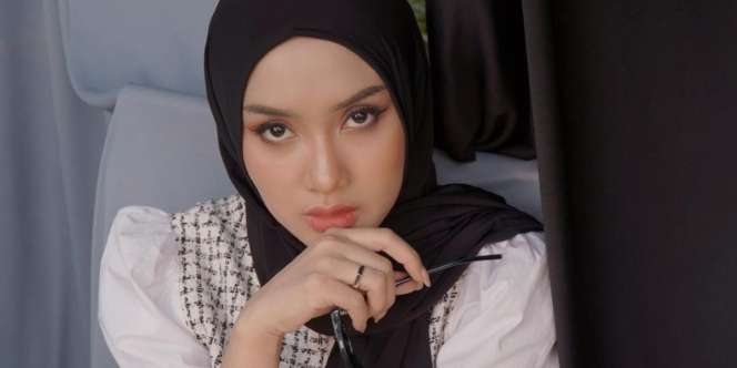 Inspirasi OOTD Blazer Motif Kotak-Kotak ala Cita Citata yang Cocok untuk Musim Hujan
