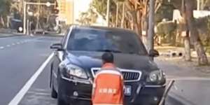 Viral Petugas Kebersihan Dipaksa Berlutut karena Sapu Mengenai Mobil Mewah