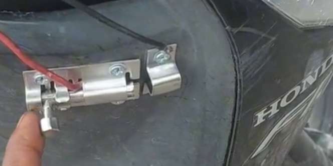 Pria Ini Nyalakan Motor Pakai Grendel Pintu, Netizen: Mekanik Jepang Geleng Kepala Lihat Modifikasinya