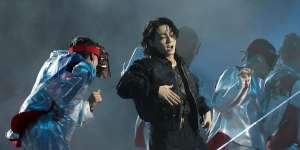 Bedah Penampilan Jungkook BTS di Pembukaan Piala Dunia 2022, Jaket Manggung Bisa Beli 1 Unit Rumah