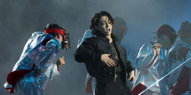 Bedah Penampilan Jungkook BTS di Pembukaan Piala Dunia 2022, Jaket Manggung Bisa Beli 1 Unit Rumah