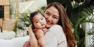 Siti Badriah Bikin Sesi Foto Gemas ala Moana dengan Putri Kecilnya