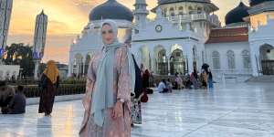 Potret Cantik Krisdayanti Berhijab Kala Mengunjungi Aceh