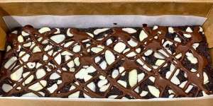 Cokelatnya Lumer, Almond Choco Drizzle Brownies Ini Menggoda Siapa Saja Buat Mencoba