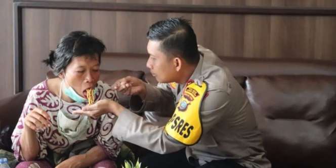 Momen Manis Pertemuan Kapolres Tapsel dengan Nenek ODGJ yang Ditendang Pelajar Brutal, Disuapi Mi Instan
