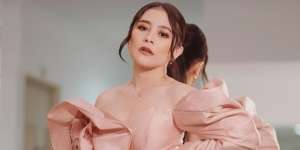 Gaya Casual Prilly Latuconsina Tenteng Tote Bag Kekinian Nyaris Rp20 Juta