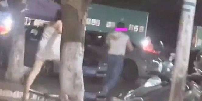 Viral! Cuma Berbalut Handuk dan Bertelanjang Kaki, Wanita Ini Kejar Pria di Jalanan, Faktanya Bikin Elus Dada