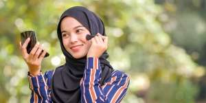 Tentukan Area Tepat untuk Memakai Blush Hanya dengan Jari
