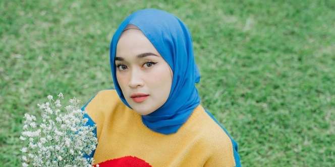 Outfit Colorful Ririe Fairus Bikin Tampilannya Makin Glowing