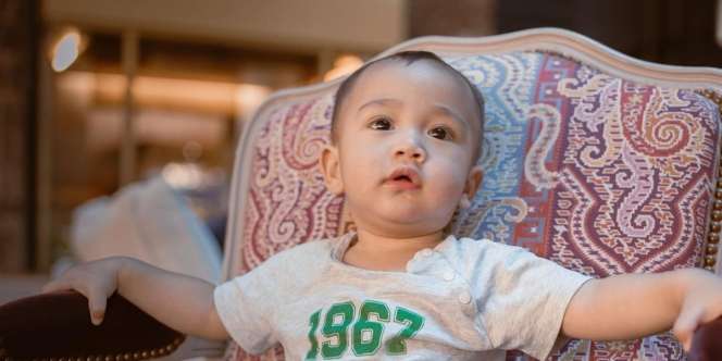 Cosplay Jadi Pilot, Tas Rayyanza Saat Pergi ke Qatar Bikin Salfok