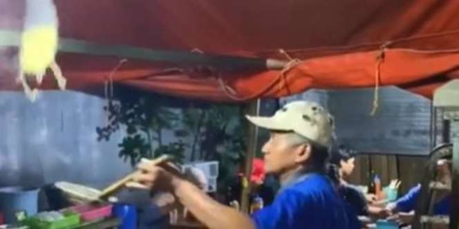 Mi Ayam Lempar Terbang, Atraksi Jadi Daya tarik