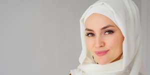 Pakai Hijab Putih Bikin Wajah Terlihat Kusam? Trik Ini Bantu Kamu Tetap Pede