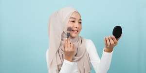 Dapatkan Dua Tekstur Bronzer dengan Satu Produk dengan Cara Ini