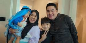 Sikap Merry kepada Rafathar Saat Makan Sosis Jadi Sorotan