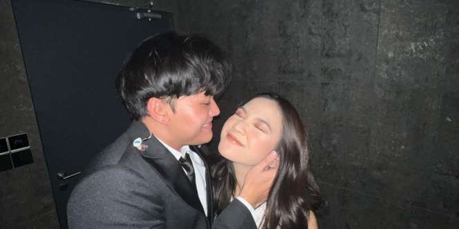 Pelukan Mesra di Atas Panggung, Gaya Pacaran Rizky Febian dan Mahalini Jadi Sorotan