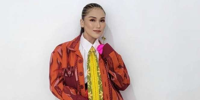 Koleksi Sepatu Glamor Belasan Juta Ayu Ting Ting 