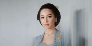 Nikita Willy Tampil Anggun dengan Makeup Serba Nude di Acara Tedak Siten Issa