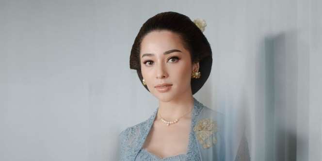 Nikita Willy Tampil Anggun dengan Makeup Serba Nude di Acara Tedak Siten Issa