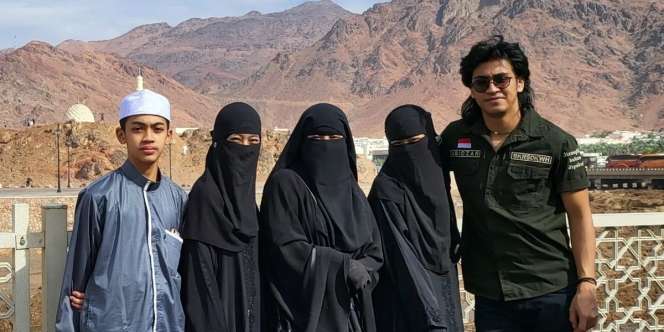 Umi Pipik Umroh Bareng Anak-Anak, Penampilan Abidzar Tuai Sorotan