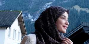 Gaya Shireen Sungkar Liburan di Gunung Belanda, Tampil Modis dengan Outer Shocking Pink