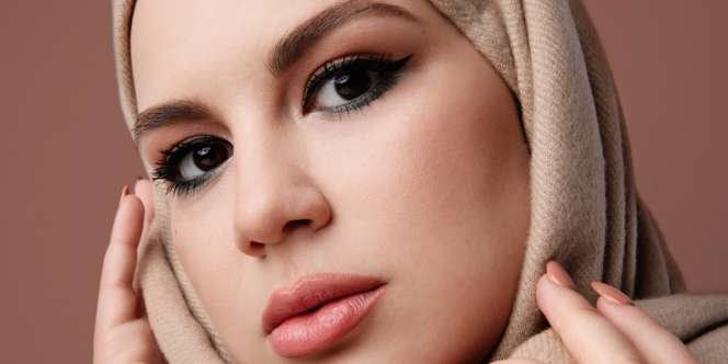 Lebih Mudah Memakai Eyeliner di Inner Corner dengan Bobby Pin