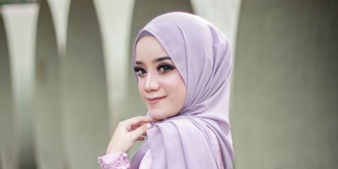 Aplikasikan Highlighter dengan Cara yang Tepat untuk Membuat Mata Tampak Segar
