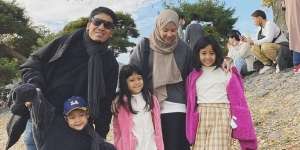 Momen Seru Keluarga Desta dan Natasha Liburan Negeri Matahari Terbit