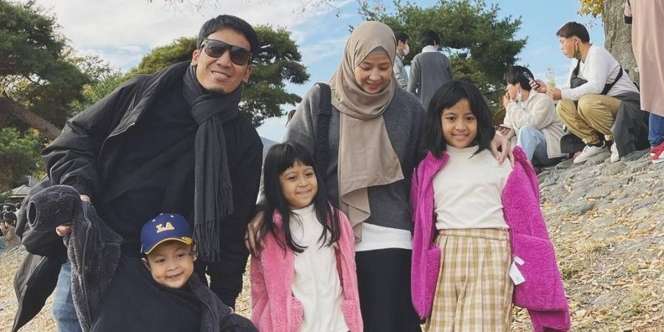 Momen Seru Keluarga Desta dan Natasha Liburan Negeri Matahari Terbit
