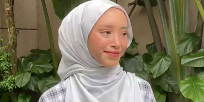 Trik Styling Pashmina dengan Detail Bagian Depan, Bikin Tampilan Kasual Makin Kece