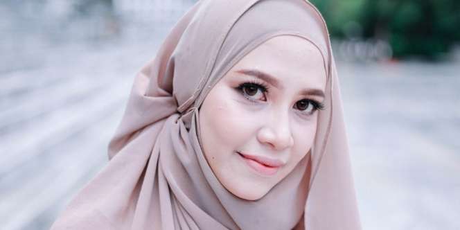 Samarkan Tekstur Wajah dengan Melakukan 2 Tahap Pengaplikasian Foundation