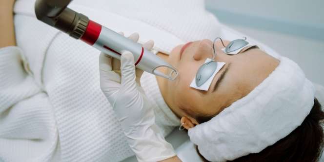 Ketahui Perbedaan Mikrodermabrasi dan Dermaplaning Sebelum Melakukannya Secara Rutin