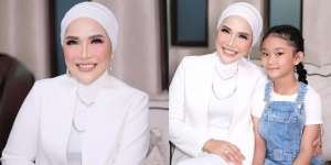 Diberi Jatah Ratusan Juta, 8 Potret Umi Kalsum Ibunda Ayu Ting Ting yang Makin Glowing, Bak Ibu-Ibu Pejabat!