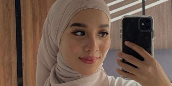 Styling Pashmina Plisket ala Turban yang Menutup Leher