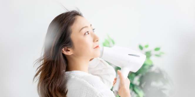 Mengeringkan Rambut Tanpa Hair Dryer Tidak Selamanya Baik, Simak Pendapat Pakar