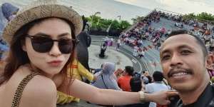Ingat Mas Pur Tukang Ojek Pengkolan? Kehidupan Aslinya Lebih Indah dari Sinetron, Punya Istri Cantik & Muda, Pekerjaannya Disorot
