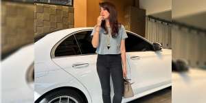 Gaya Casual Ussy Sulistiawaty Bak ABG, Tas di Tentengan Seharga Mobil di Belakangnya?