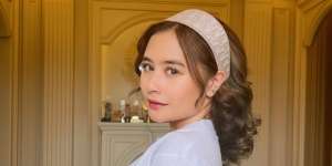 Sikap Ramah Prilly Latuconsina Temui Penggemar di Pinggir Jalan Tuai Pujian