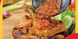 Pedas dan Sedapnya Bikin Ketagihan, Ayam Bumbu Rujak Ini Banyak Dipesan di Jakarta