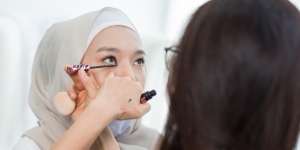 Atasi Eyeliner Luntur ke Bawah Mata dengan 2 Produk Makeup