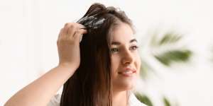 DIY Masker Kembang Sepatu untuk Merangsang Pertumbuhan Rambut