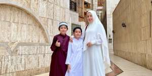 Tampilan Busana Kalem dan Anggun Adelia Pasha Selama Umroh, Momen Romantis Terjadi di Masjid Nabawi 
