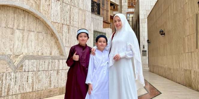 Tampilan Busana Kalem dan Anggun Adelia Pasha Selama Umroh, Momen Romantis Terjadi di Masjid Nabawi 