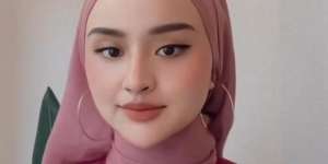 Pakai Kerudung Turban dengan Leher Tertutup, Intip Caranya