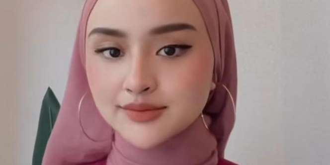 Pakai Kerudung Turban dengan Leher Tertutup, Intip Caranya