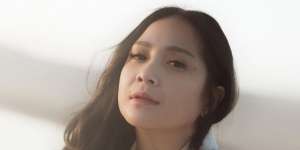 Gendong Cipung, Headband Bling Bling Nagita Slavina Bikin Kaget Netizen