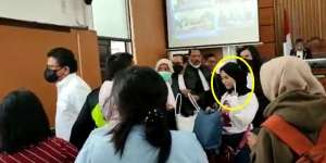 Geger Wanita Nekat Terobos Ruang Sidang dan Dekati Ferdy Sambo: `Saya Hanya Ngefans`