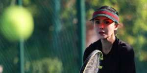 Potret Yuni Shara Main Tenis, Netizen Salfok Kebagian Ini