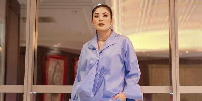 Gaya Fresh Nindy Ayunda Pakai Baju Pantai, Jangan Kaget Lihat Sandalnya