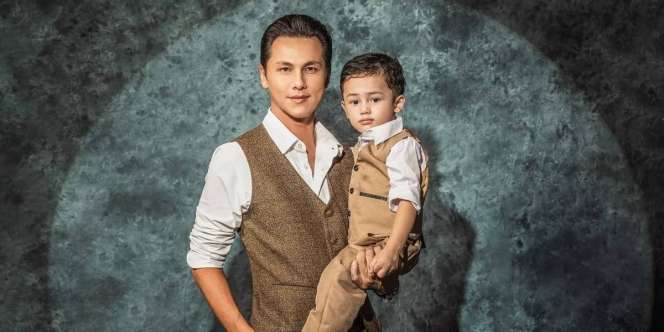 Pose Gemas Andhika Pratama dan Putranya, Sang Ayah Kalah Ganteng
