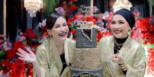 5 Gaya 'Gemerlap' Ibu Ayu Ting Ting Pakai Perhiasan